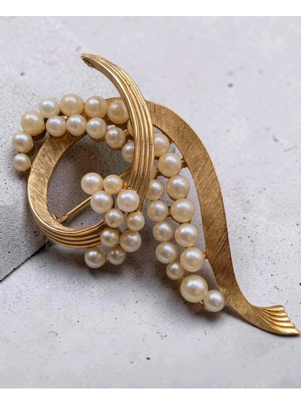 Vintage Signed Crown Trifari Gold Tone Faux Pearl Swirl Ribbon Brooch 1960s
